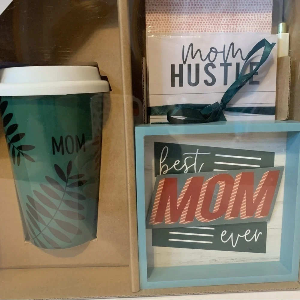 NIB. WAY TO CELEBRATE Mother’s Day Gift Box